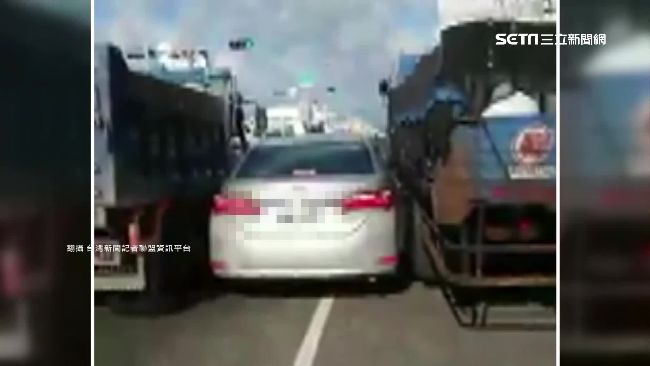 慘！神車遭夾擊　車身刮花後照鏡折斷