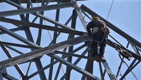 工作人員搶修花蓮和平電廠。圖／翻攝經濟部臉書