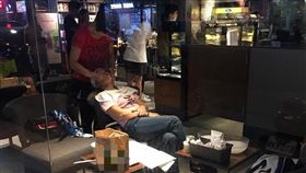 網友路過驚見店內一名女子正在幫另名女子做臉。（圖／翻攝自我是新莊人）