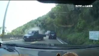 疑過彎失控　貨車自撞護欄險翻落深谷