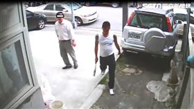 以鄭男為首的暴力討債集團，接受債權人委託進行暴力討債，卻屢屢砸錯店、潑錯漆，導致一毛錢都沒要到還被抓，真是史上最兩光的討債集團（翻攝畫面）