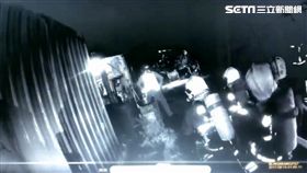 蘇男與警消對峙。（圖／翻攝畫面）