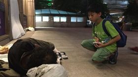 夜訪時，小朋友親手遞上香皂、礦泉水及手繪卡片給露宿街頭的寒士。人安基金會新北平安站提供