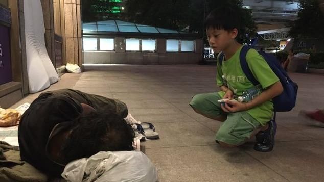 高溫炎熱　小朋友愛心送暖