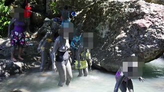 黑人是你？遊客全身火山泥嚇壞小孩