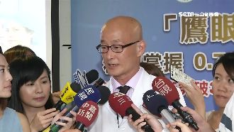 遭爆戴綠帽後首現身　名醫哽咽哭了