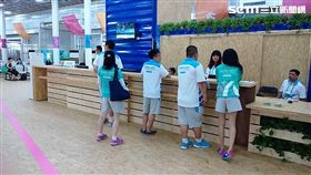 巴西選手搭乘接駁車遺失皮夾，遂前往服務台求助，林姓女警一方面幫忙製作筆錄，一方面幫忙詢問拾得物中心，果然好心人已拿到該中心，一小時內便尋獲皮夾，讓巴西選手盛讚效率高（翻攝畫面）