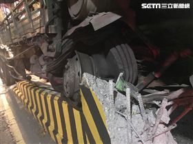 劉男疑因路況不熟加上被遊覽車阻擋視線才會自撞橋墩。（圖／翻攝畫面）