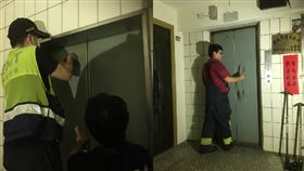 受困　電梯　停電　搶救
圖／翻攝畫面