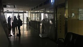 全台多處無預警跳電　北檢也停電民營和平電廠15日清晨又發生破管意外，台電公司雖說15日供電燈號仍可繼續維持橘燈，但下午約4時全台各地紛傳無預警停電意外；台電表示，停電原因仍在調查中。圖為位在台北市博愛特區的台北地檢署也跳電，室內一片漆黑。中央社記者張皓安攝　106年8月15日