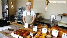 烘培職人老闆佐藤小姐親切招待客人。（圖／三立）
