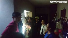 警消人員試著將電梯門打開。（圖／記者游承霖攝）