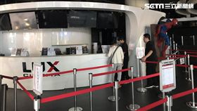 全台大停電，西門町電影街也不能倖免於難，比鄰而居的樂聲、豪華戲院均停擺，唯獨日新戲院燈火通明（翻攝畫面）