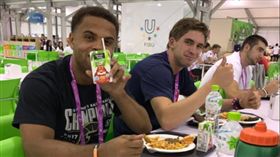 美國男籃選手在餐廳享用餐點（圖／翻攝自普度大學推特）