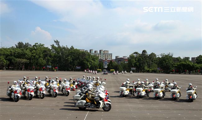 憲兵機車排重機訓練花式隊形成果展示。（記者邱榮吉/攝影）