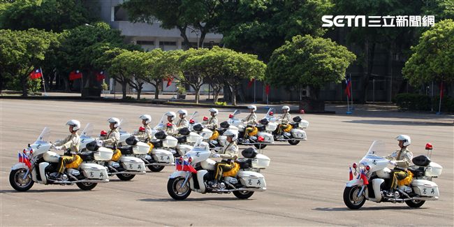 憲兵機車排重機訓練花式隊形成果展示。（記者邱榮吉/攝影）