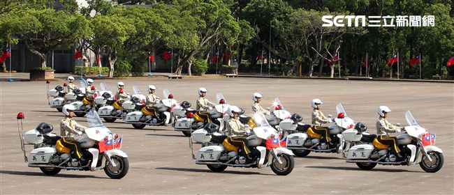憲兵機車排重機訓練花式隊形成果展示。（記者邱榮吉/攝影）