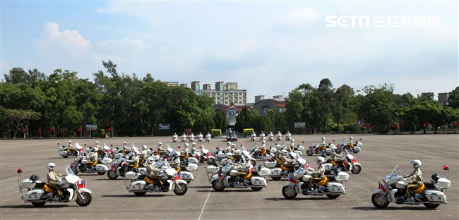 憲兵機車排重機訓練花式隊形成果展示。（記者邱榮吉/攝影）