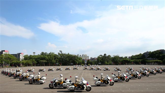 憲兵機車排重機訓練花式隊形成果展示。（記者邱榮吉/攝影）