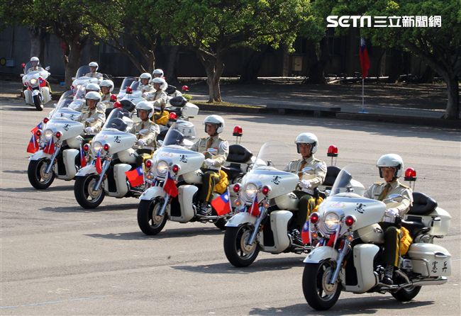 憲兵機車排重機訓練花式隊形成果展示。（記者邱榮吉/攝影）
