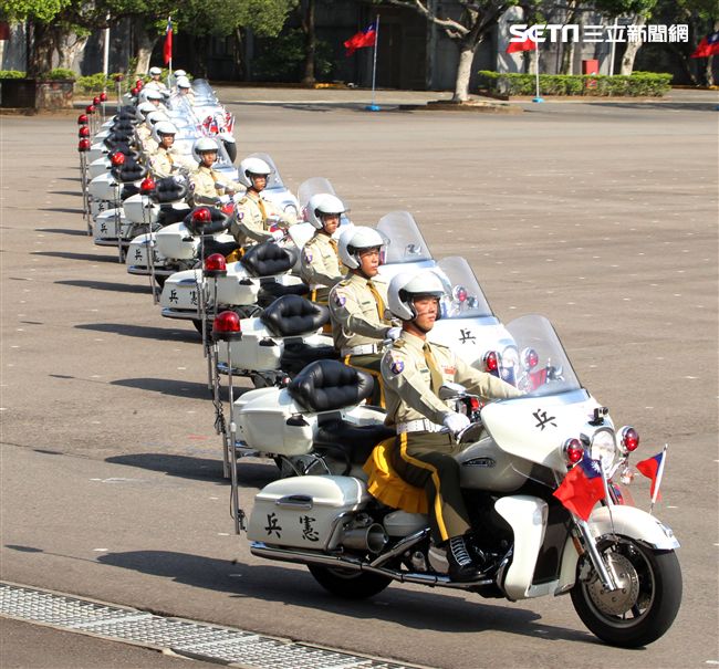 憲兵機車排重機訓練花式隊形成果展示。（記者邱榮吉/攝影）