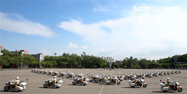 憲兵機車排重機訓練花式隊形成果展示。（記者邱榮吉/攝影）