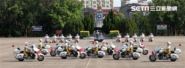 憲兵機車排重機訓練花式隊形成果展示。（記者邱榮吉/攝影）