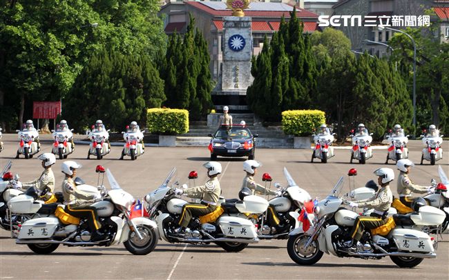 憲兵機車排重機訓練花式隊形成果展示。（記者邱榮吉/攝影）