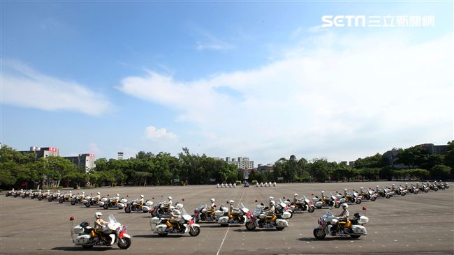 憲兵機車排重機訓練花式隊形成果展示。（記者邱榮吉/攝影）