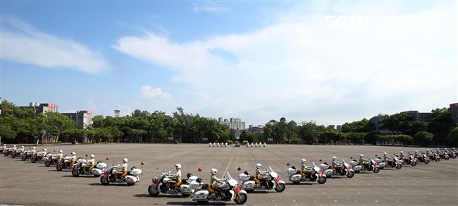 憲兵機車排重機訓練花式隊形成果展示。（記者邱榮吉/攝影）