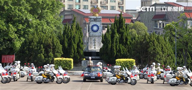 憲兵機車排重機訓練花式隊形成果展示。（記者邱榮吉/攝影）