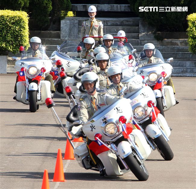 憲兵機車排重機訓練花式隊形成果展示。（記者邱榮吉/攝影）