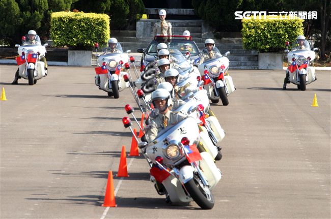 憲兵機車排重機訓練花式隊形成果展示。（記者邱榮吉/攝影）