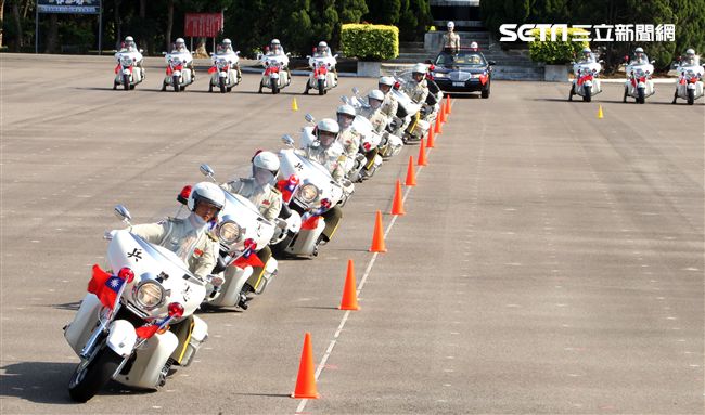 憲兵機車排重機訓練花式隊形成果展示。（記者邱榮吉/攝影）