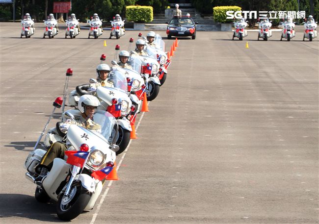 憲兵機車排重機訓練花式隊形成果展示。（記者邱榮吉/攝影）