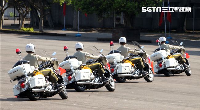 憲兵機車排重機訓練花式隊形成果展示。（記者邱榮吉/攝影）