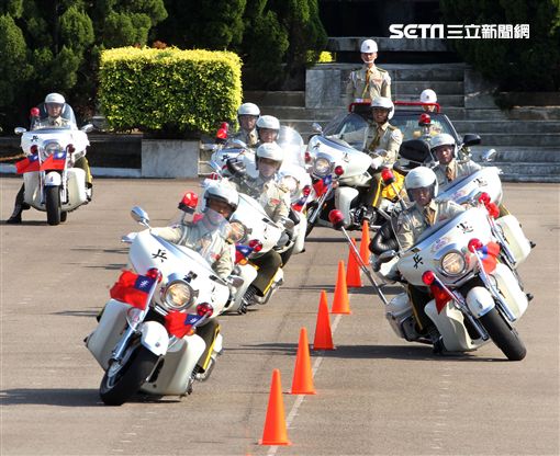 憲兵機車排重機訓練花式隊形成果展示。（記者邱榮吉/攝影）