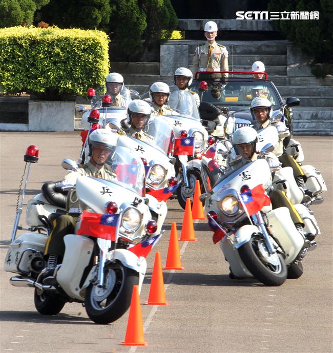 憲兵機車排重機訓練花式隊形成果展示。（記者邱榮吉/攝影）