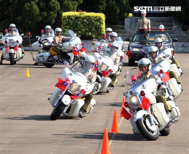 憲兵機車排重機訓練花式隊形成果展示。（記者邱榮吉/攝影）