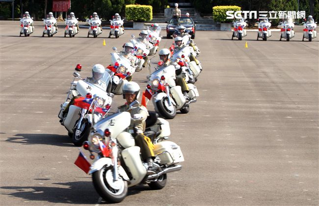 憲兵機車排重機訓練花式隊形成果展示。（記者邱榮吉/攝影）