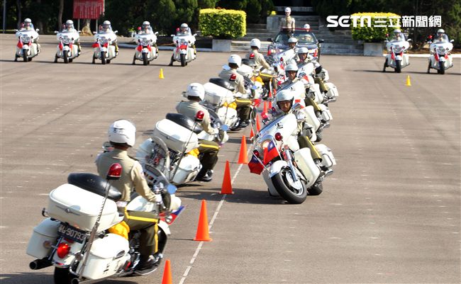 憲兵機車排重機訓練花式隊形成果展示。（記者邱榮吉/攝影）