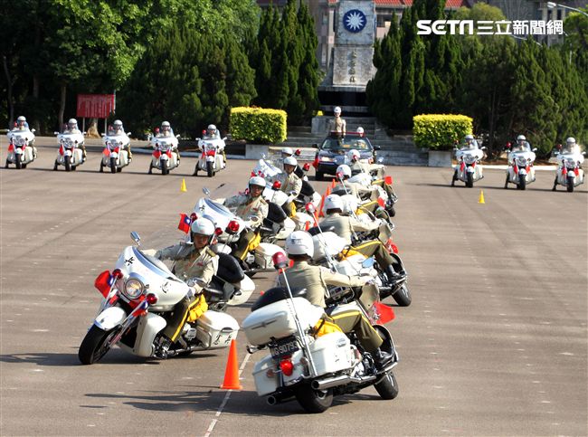 憲兵機車排重機訓練花式隊形成果展示。（記者邱榮吉/攝影）