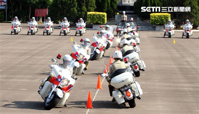 憲兵機車排重機訓練花式隊形成果展示。（記者邱榮吉/攝影）