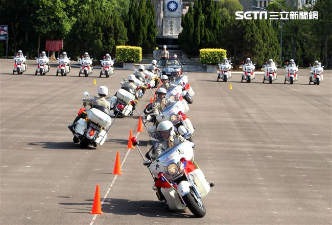 憲兵機車排重機訓練花式隊形成果展示。（記者邱榮吉/攝影）