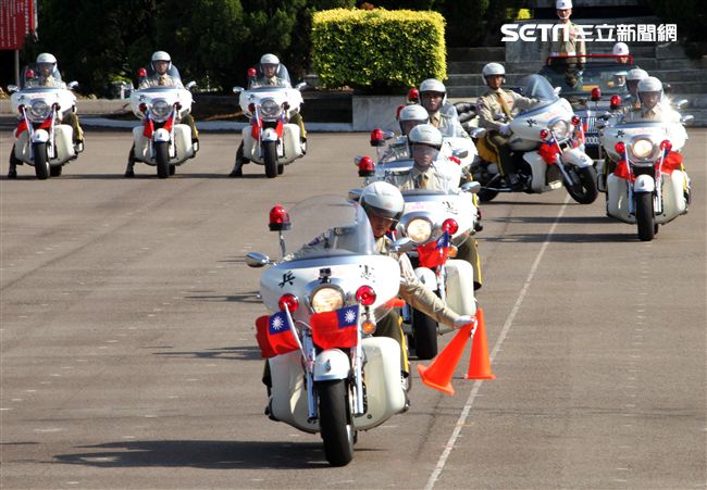 憲兵機車排重機訓練花式隊形成果展示。（記者邱榮吉/攝影）