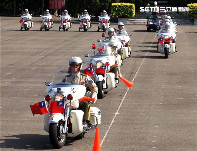憲兵機車排重機訓練花式隊形成果展示。（記者邱榮吉/攝影）