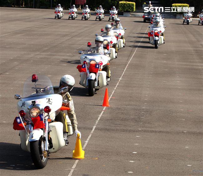 憲兵機車排重機訓練花式隊形成果展示。（記者邱榮吉/攝影）