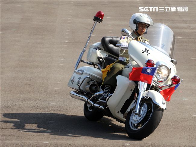 憲兵機車排重機訓練花式隊形成果展示。（記者邱榮吉/攝影）