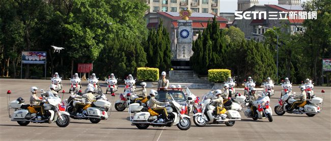 憲兵機車排重機訓練花式隊形成果展示。（記者邱榮吉/攝影）