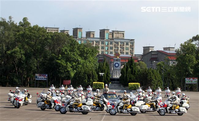 憲兵機車排重機訓練花式隊形成果展示。（記者邱榮吉/攝影）